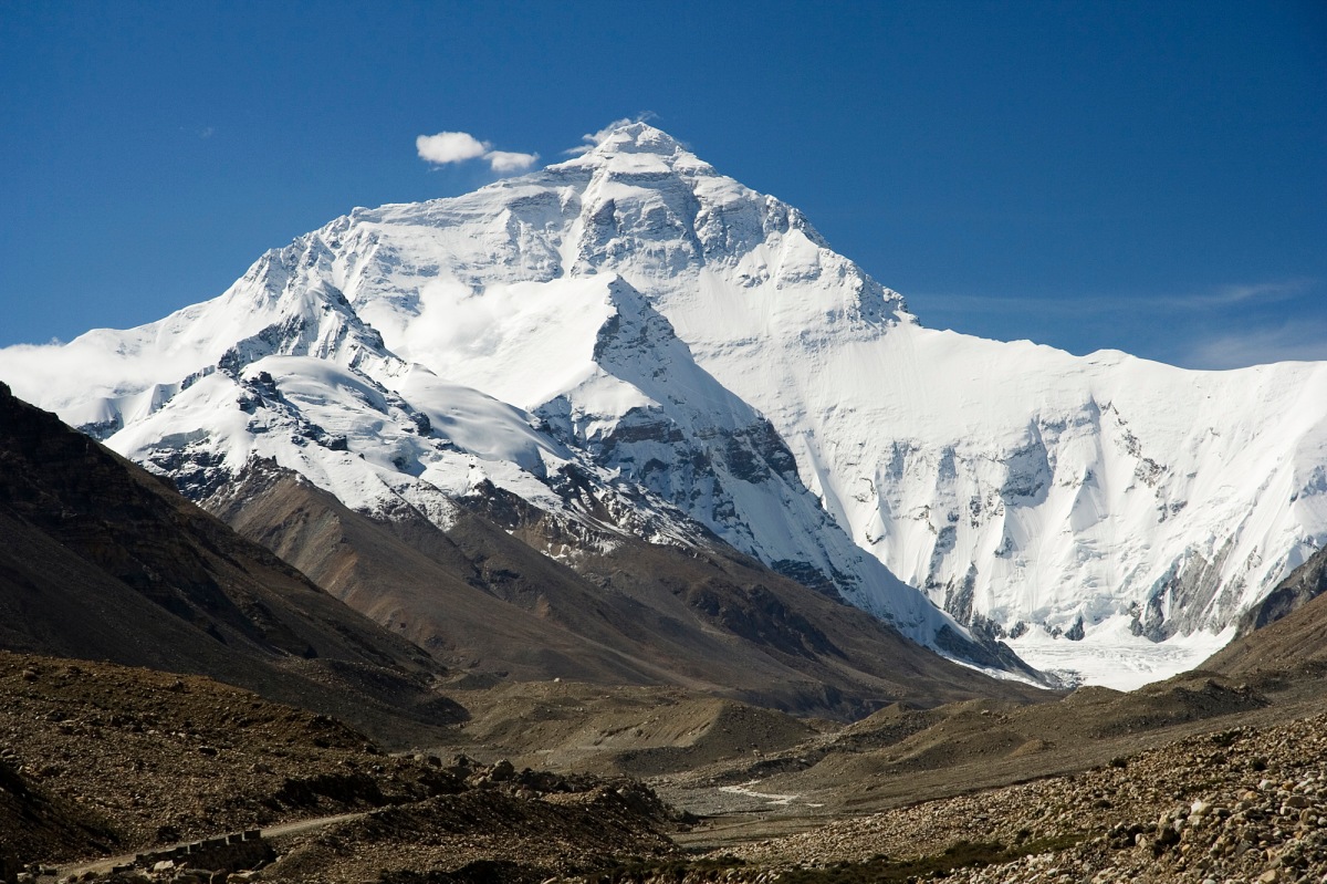 Everest_North_Face_toward_Base_Camp_Tibet_Luca_Galuzzi_2006 (1)