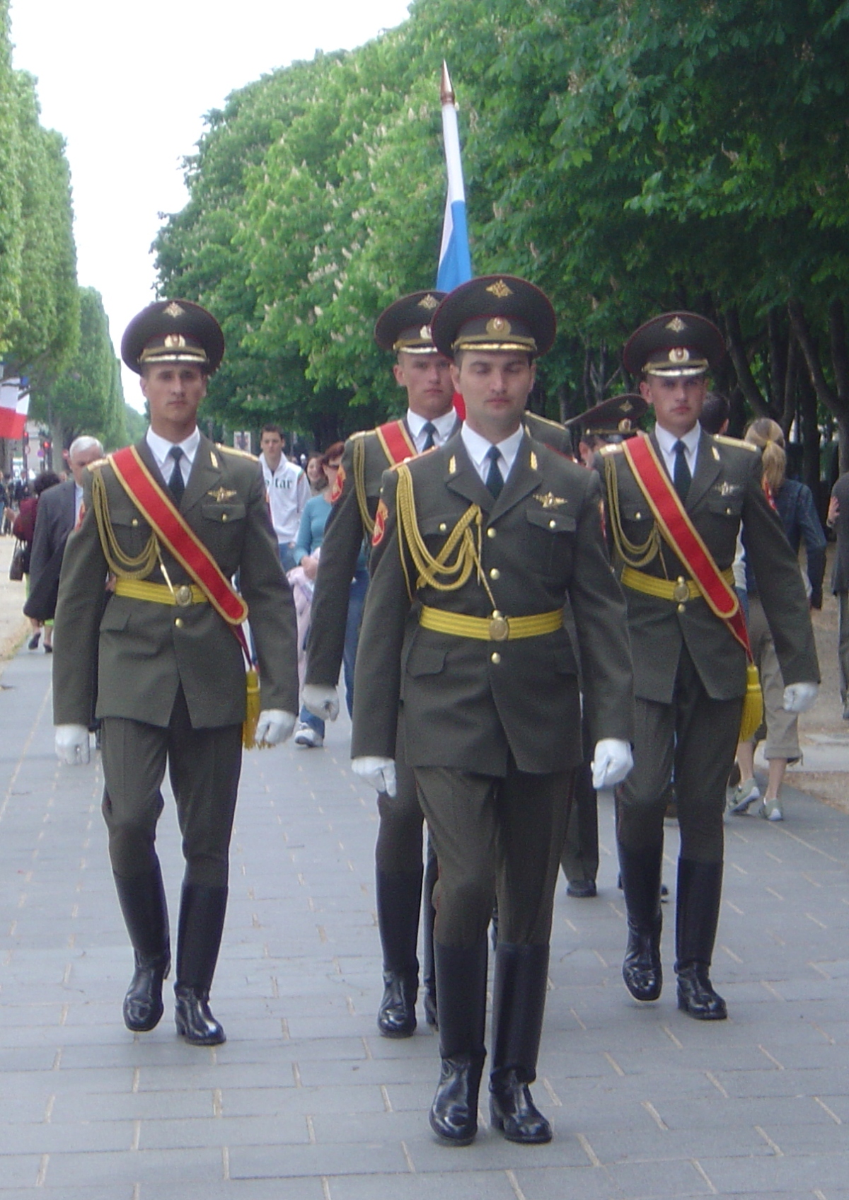 Russian_soldiers_on_the_Champs_Elysees_DSC03310